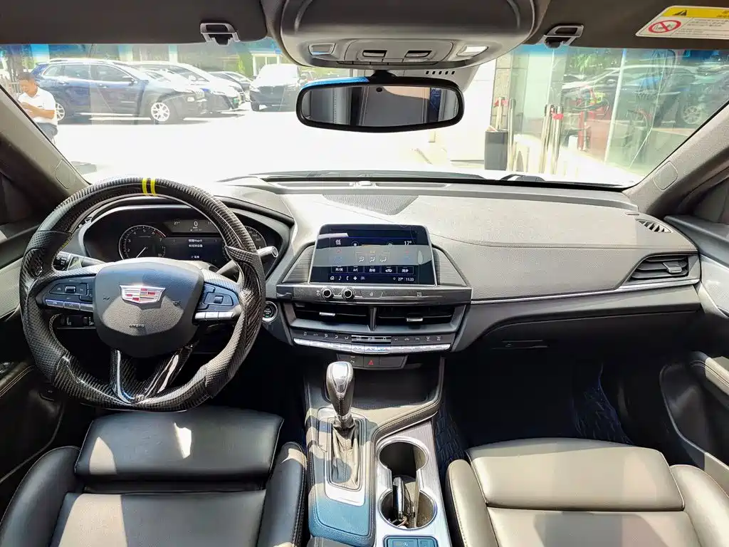 Cadillac CT4 — фото 10