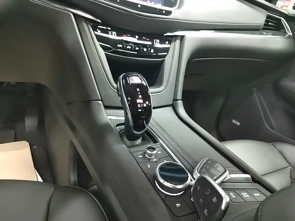 Cadillac XT5 — фото 14