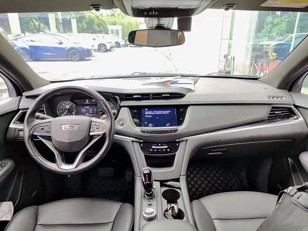 Cadillac XT6 — фото 10