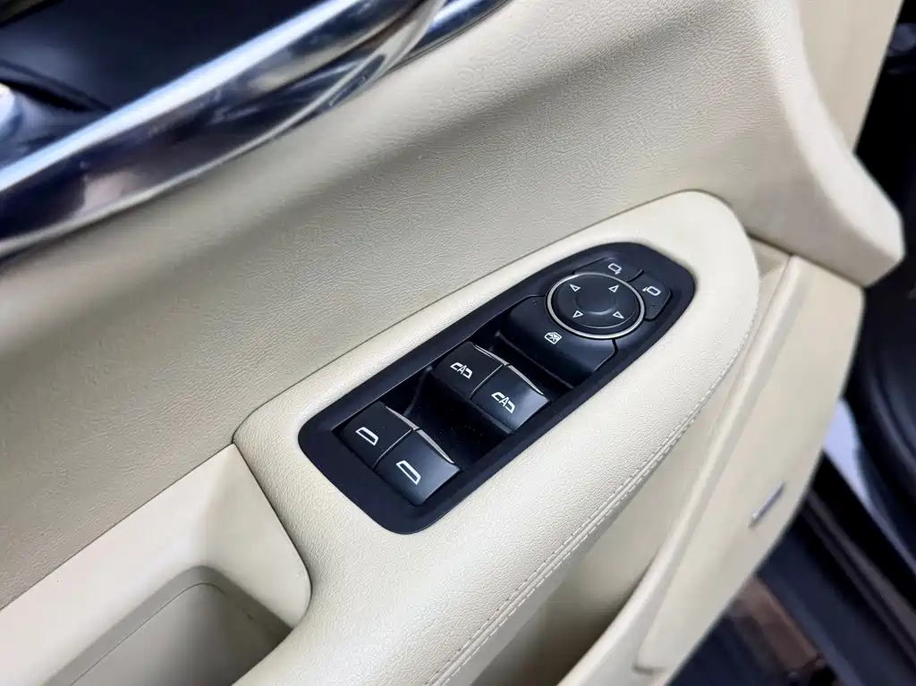 Cadillac XT5 — фото 11