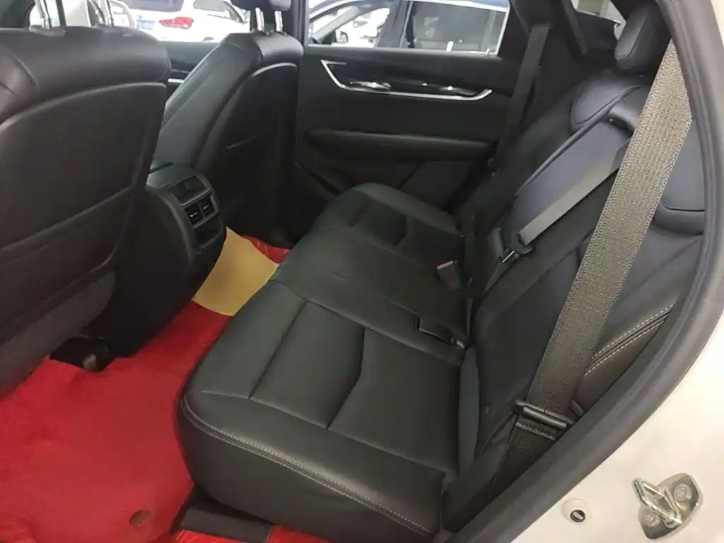 Cadillac XT5 — фото 17