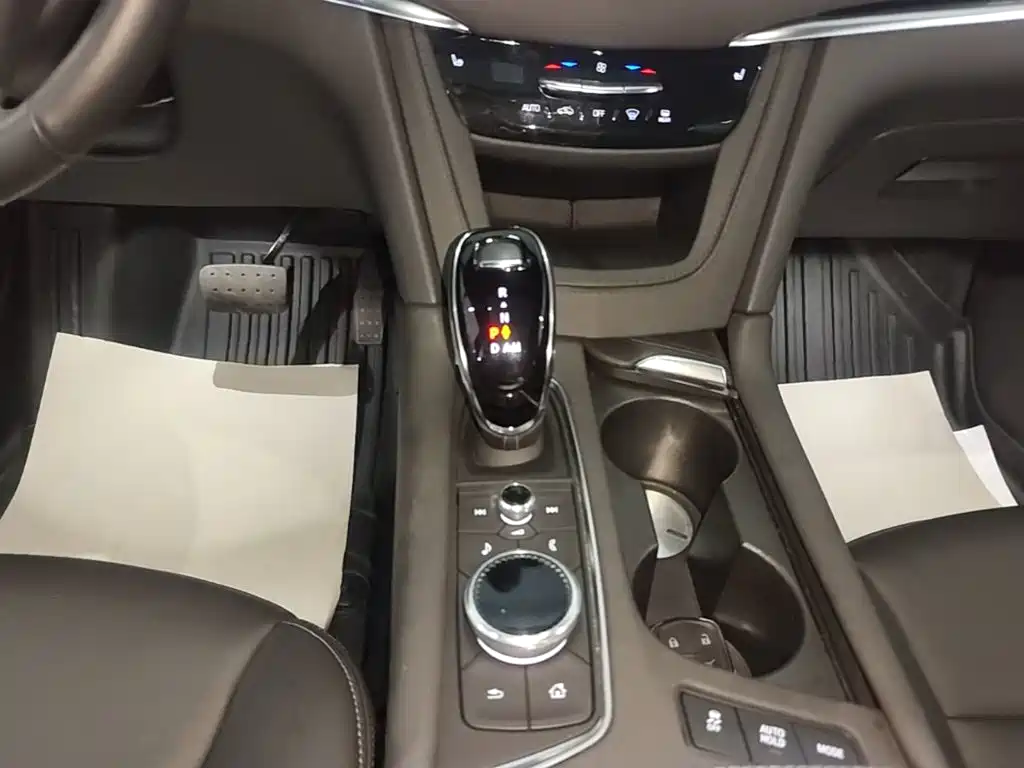 Cadillac XT5 — фото 14