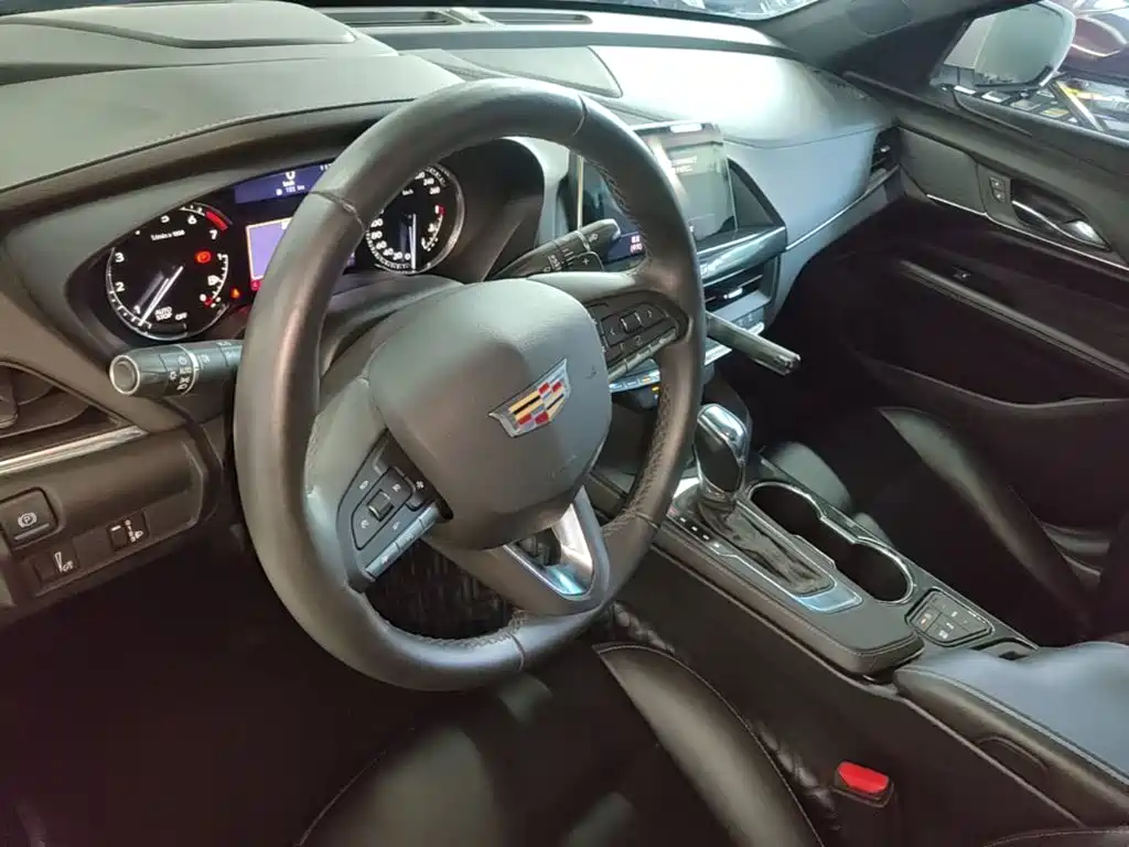 Cadillac CT4 — фото 11
