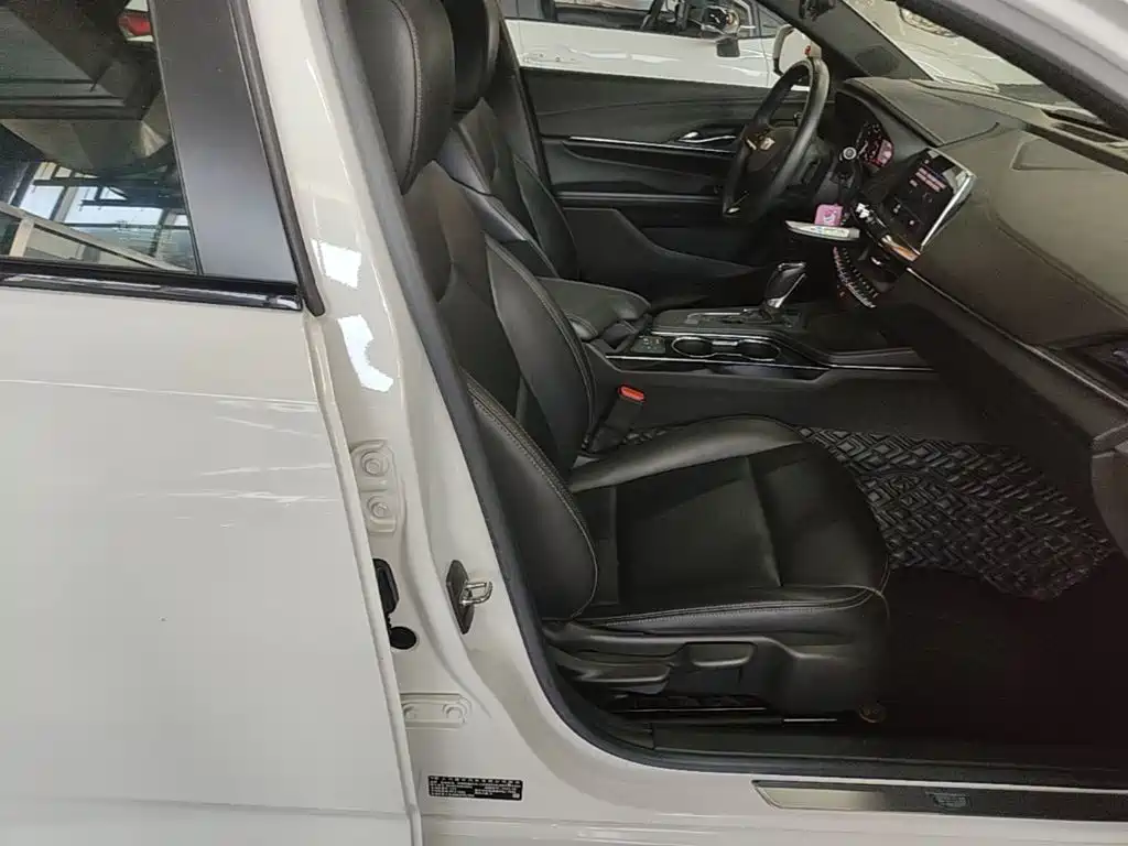 Cadillac CT4 — фото 25