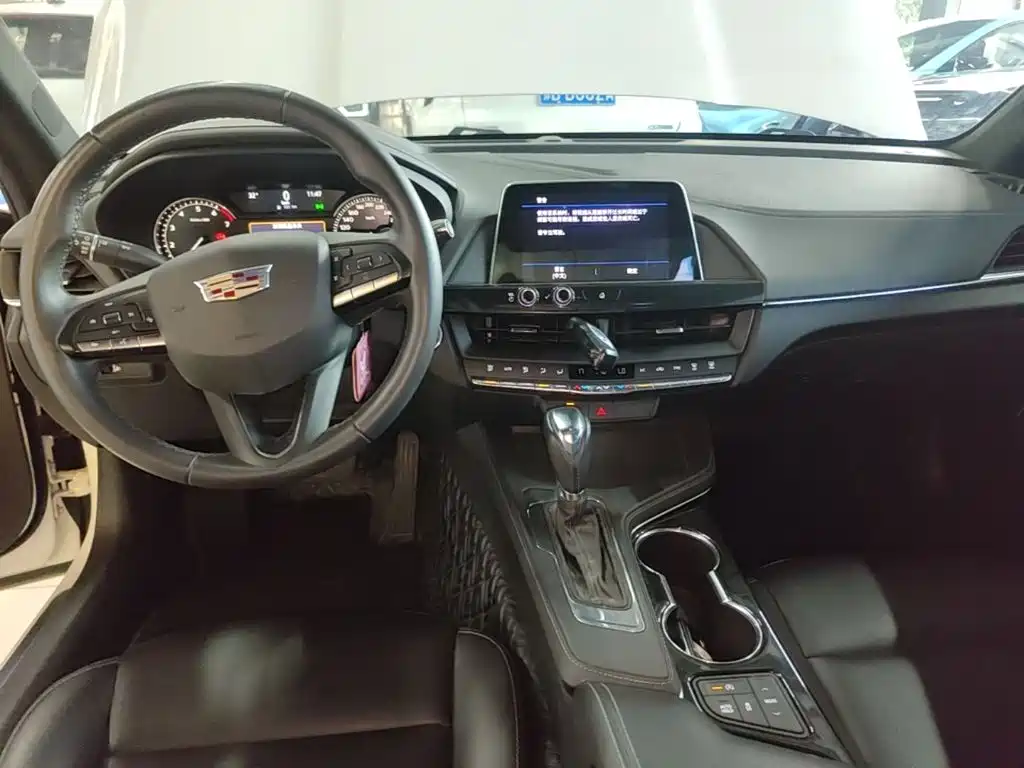Cadillac CT4 — фото 10