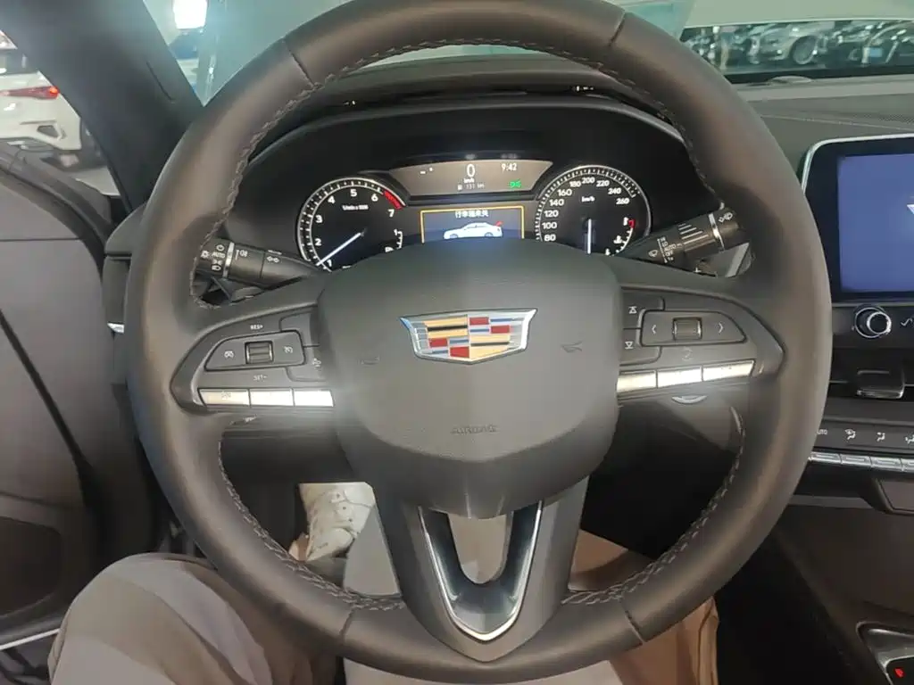 Cadillac CT4 — фото 11