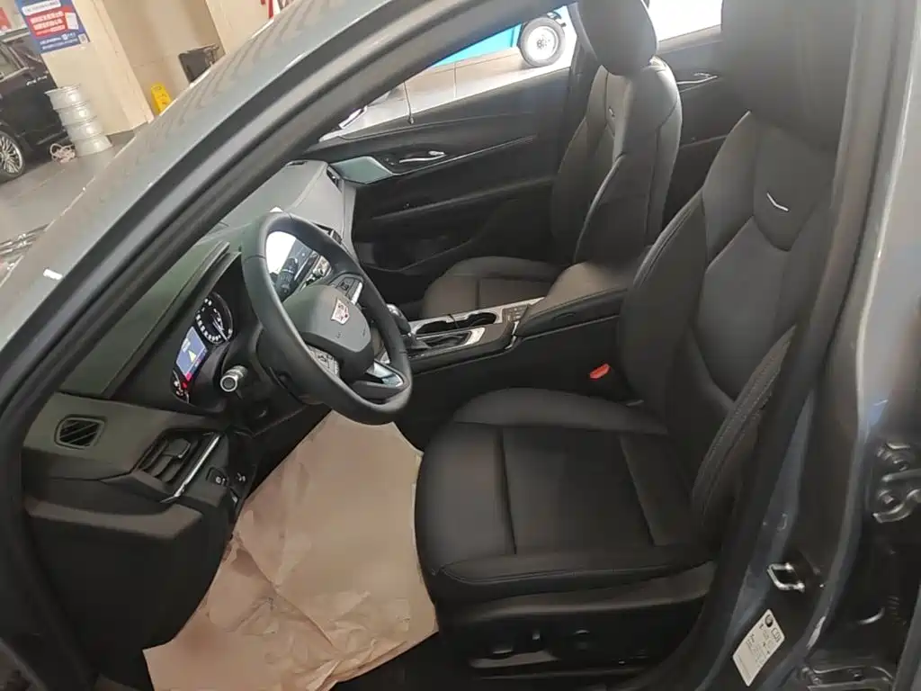 Cadillac CT4 — фото 15