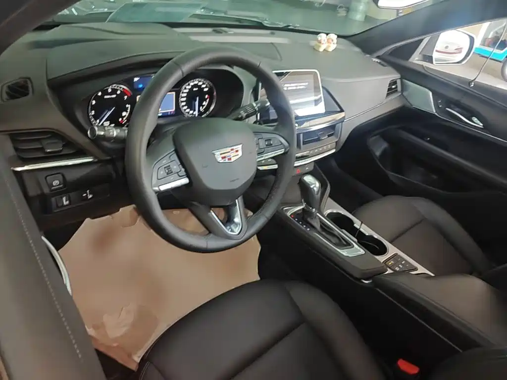 Cadillac CT4 — фото 10