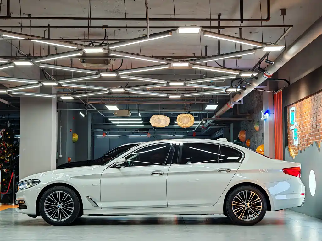 BMW 5 Series — фото 5