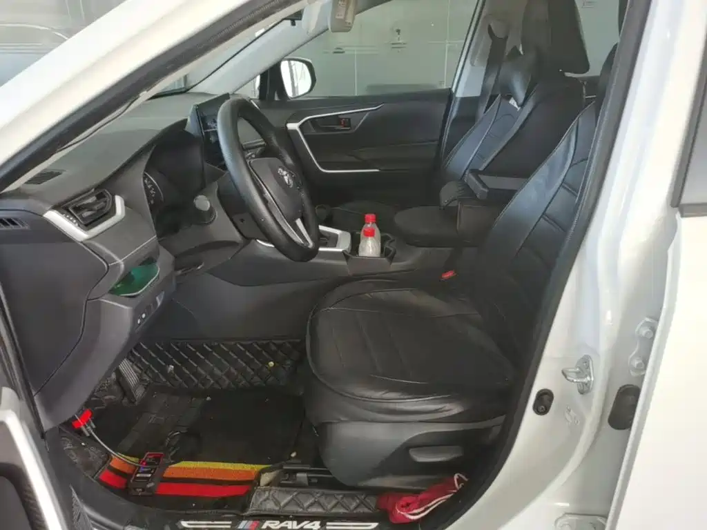 Toyota RAV4 — фото 14