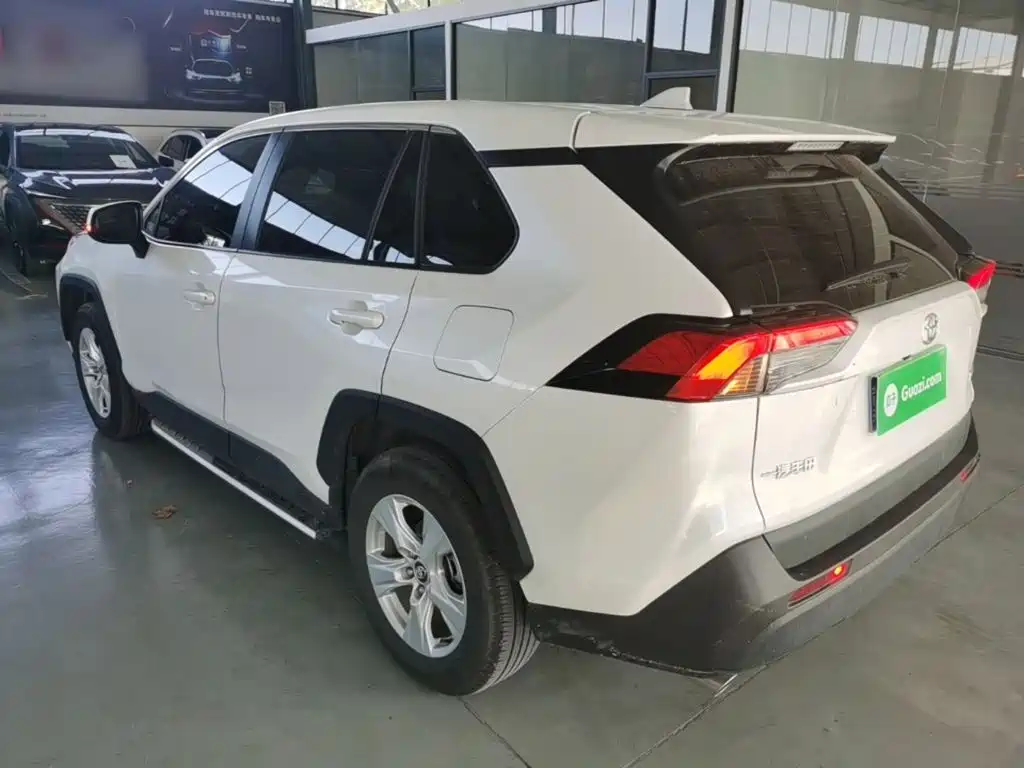 Toyota RAV4 — фото 4