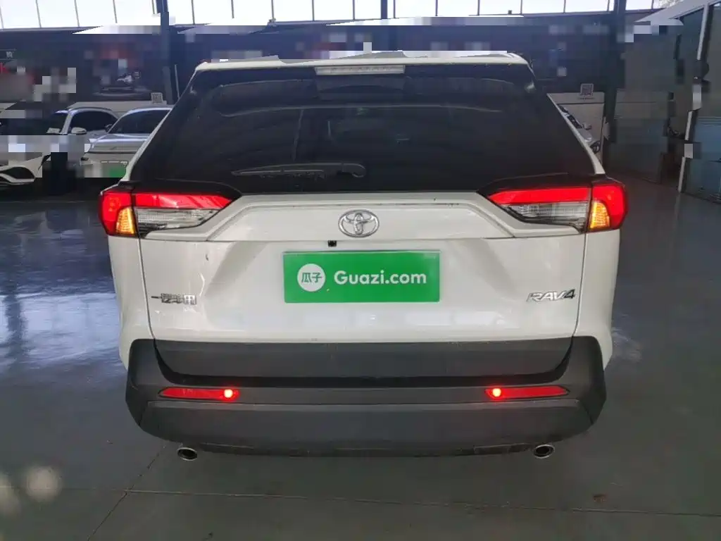 Toyota RAV4 — фото 5