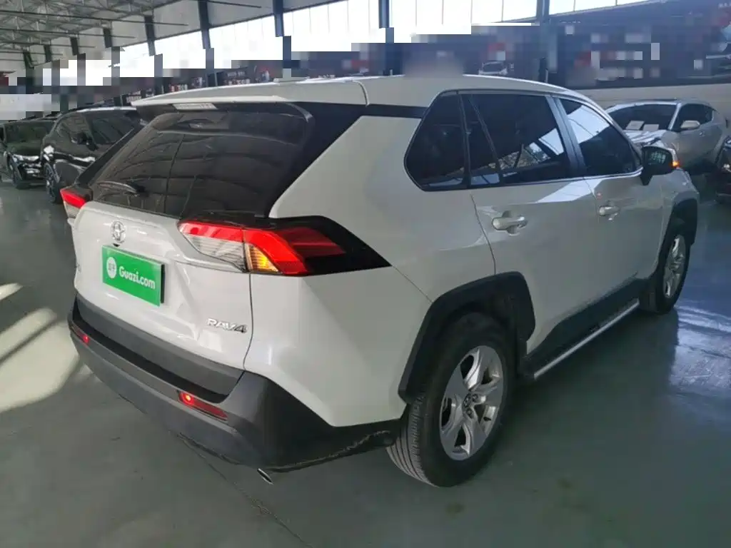 Toyota RAV4 — фото 6