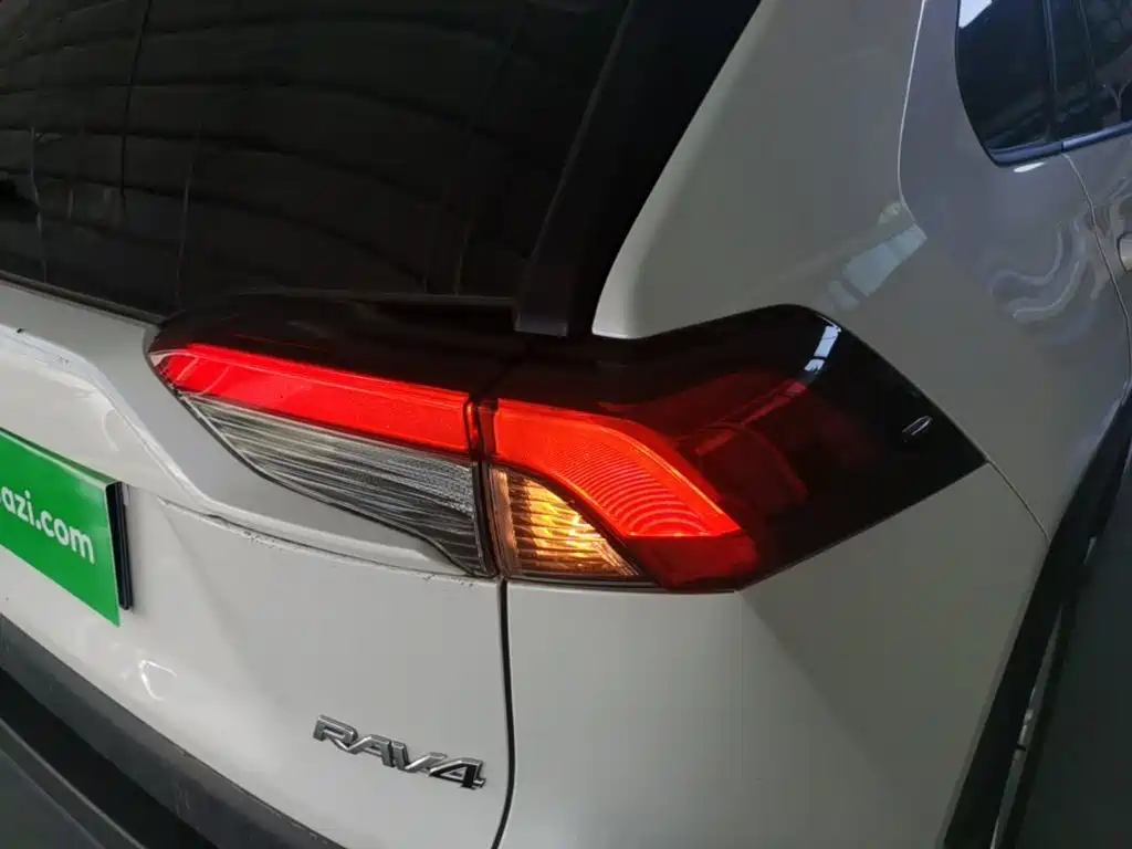 Toyota RAV4 — фото 7