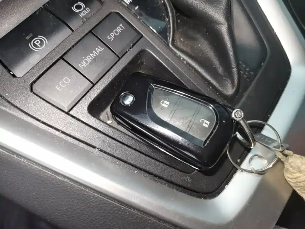 Toyota RAV4 — фото 8