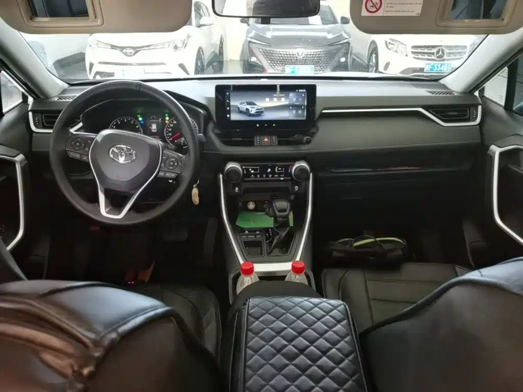 Toyota RAV4 — фото 9