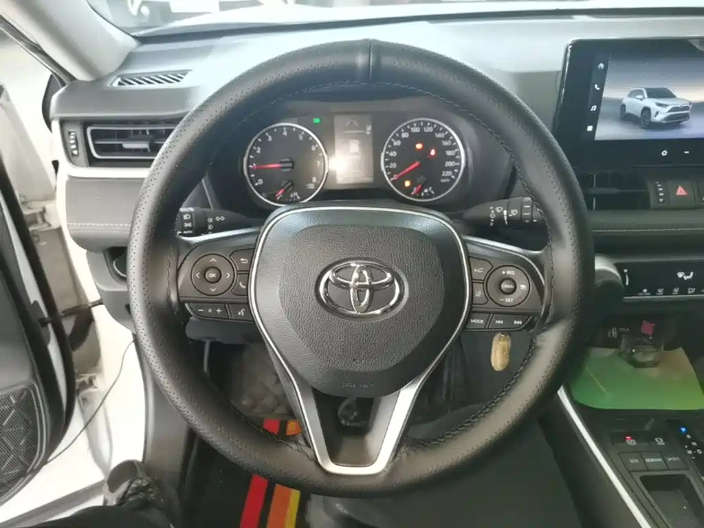 Toyota RAV4 — фото 10