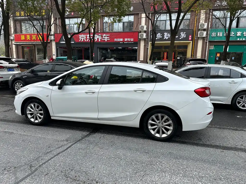 Chevrolet Cruze — фото 10