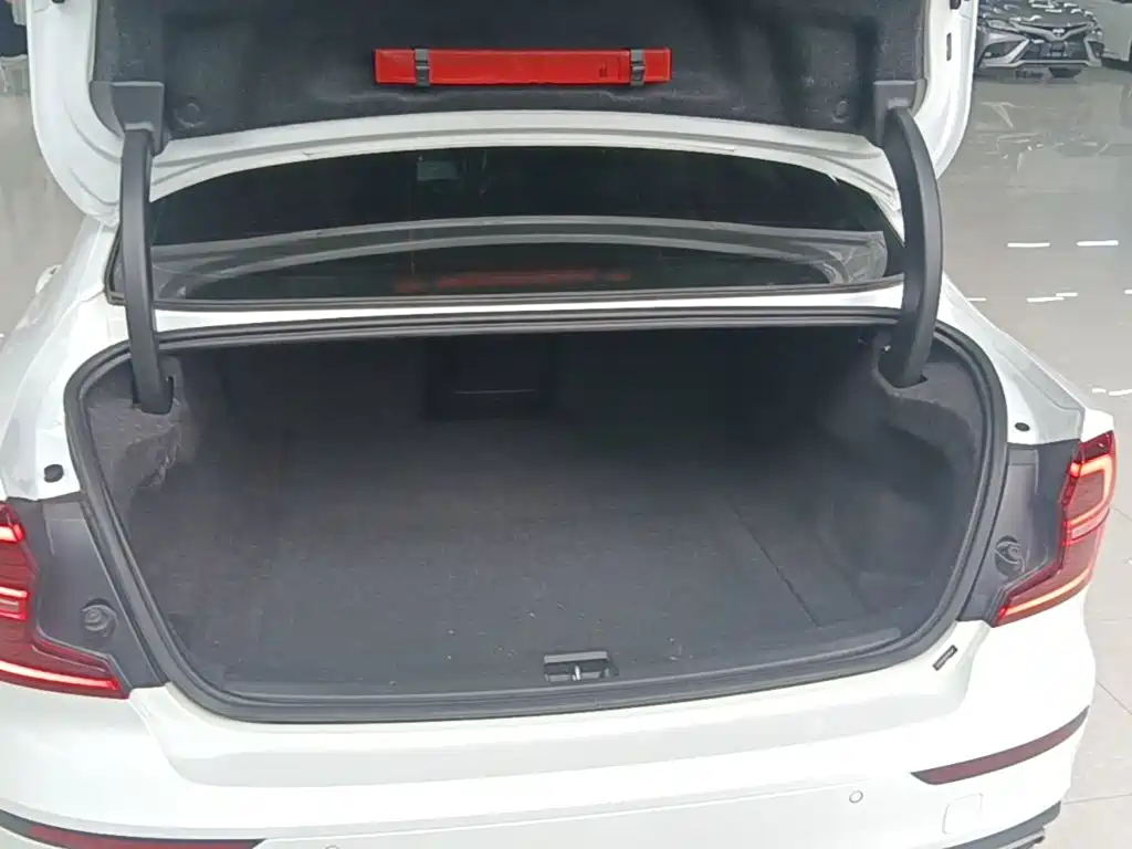 Volvo S60 — фото 18