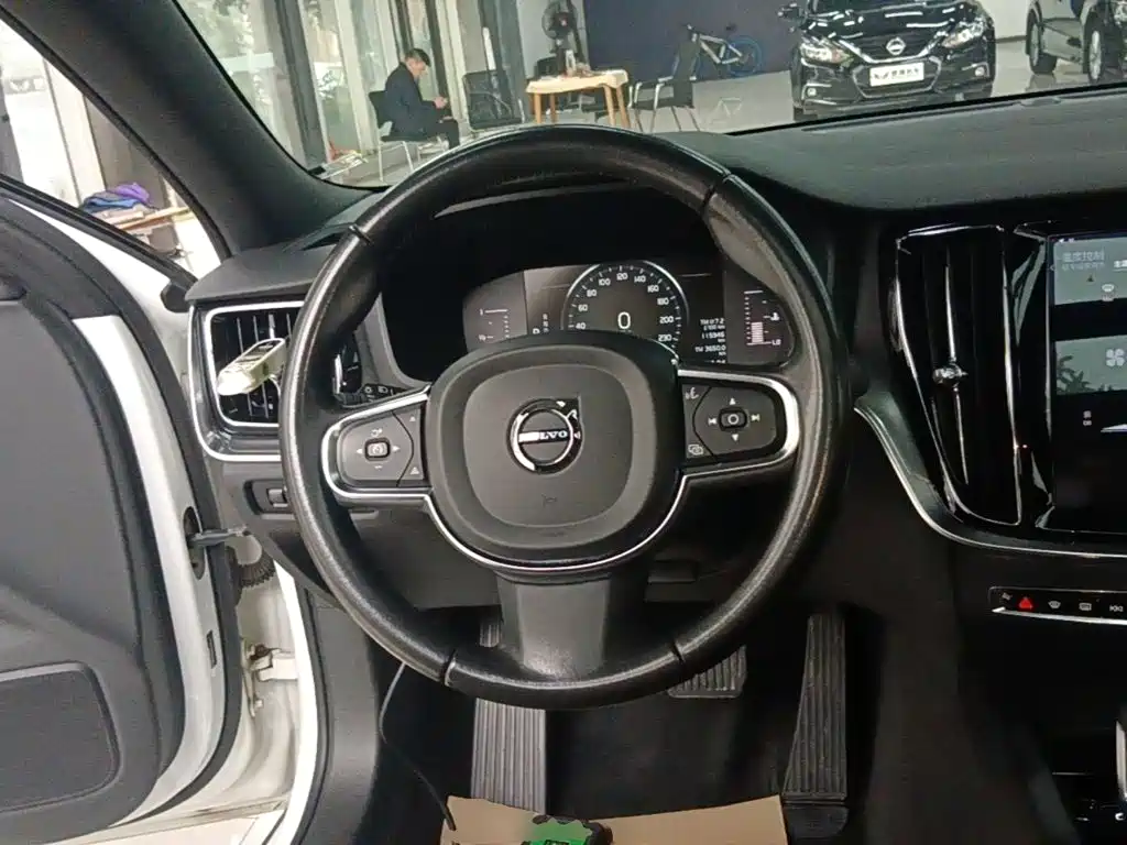 Volvo S60 — фото 10