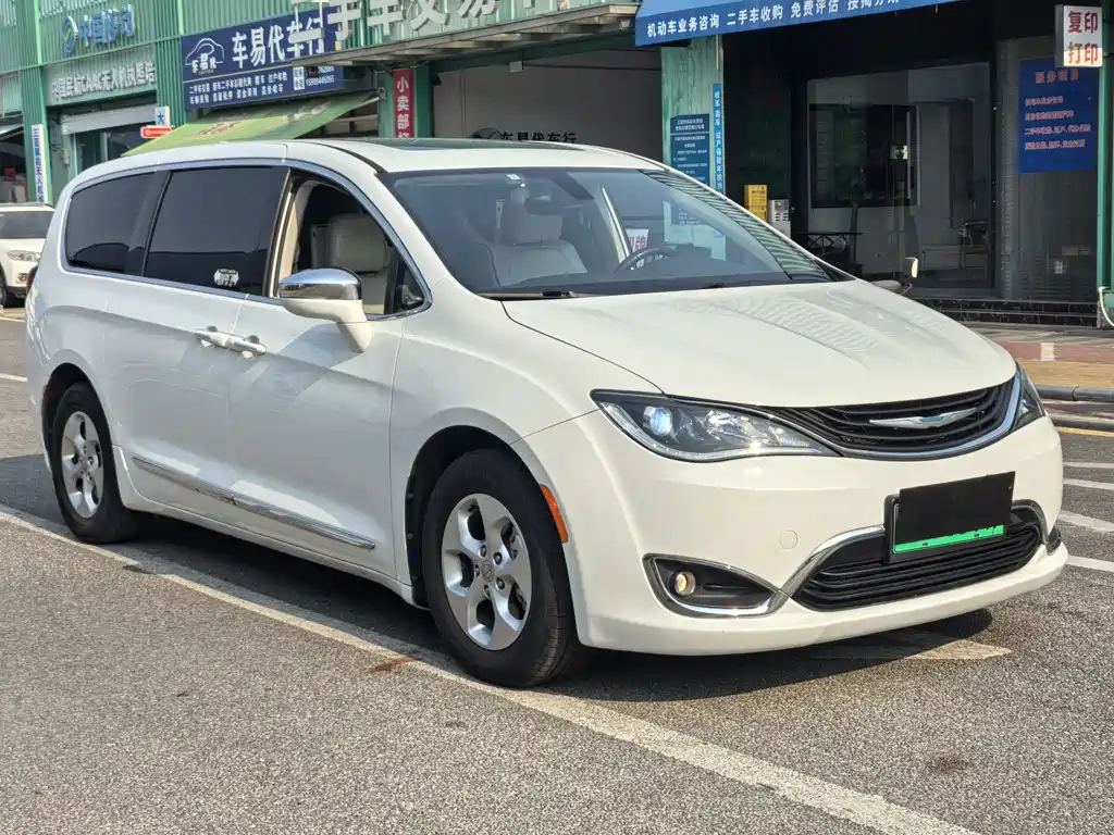 Chrysler Grand Voyager PHEV (Import) — фото 15