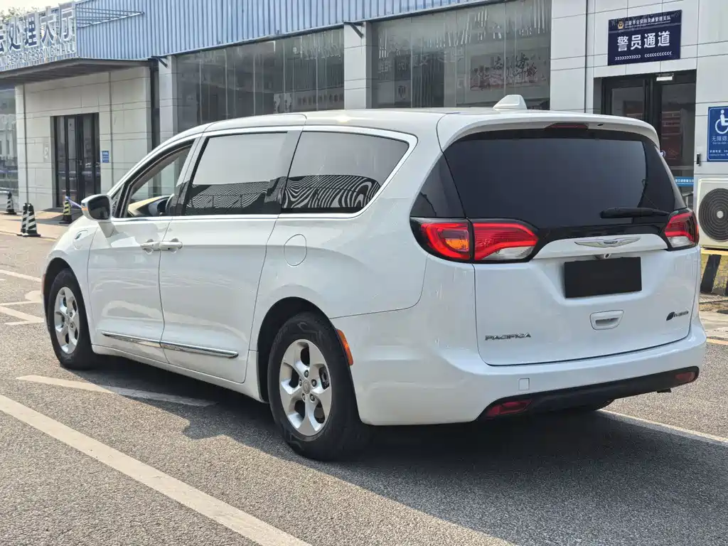 Chrysler Grand Voyager PHEV (Import) — фото 3