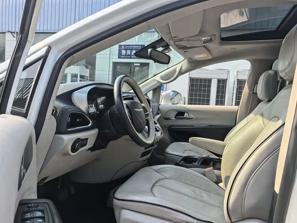 Chrysler Grand Voyager PHEV (Import) — фото 8