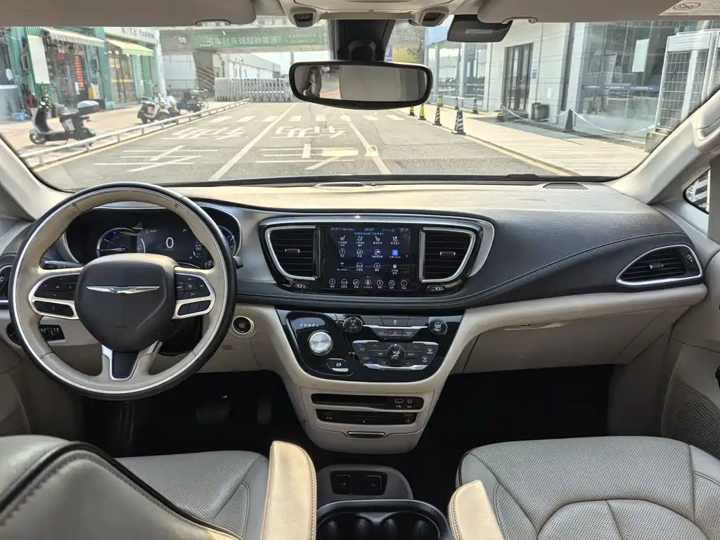 Chrysler Grand Voyager PHEV (Import) — фото 10
