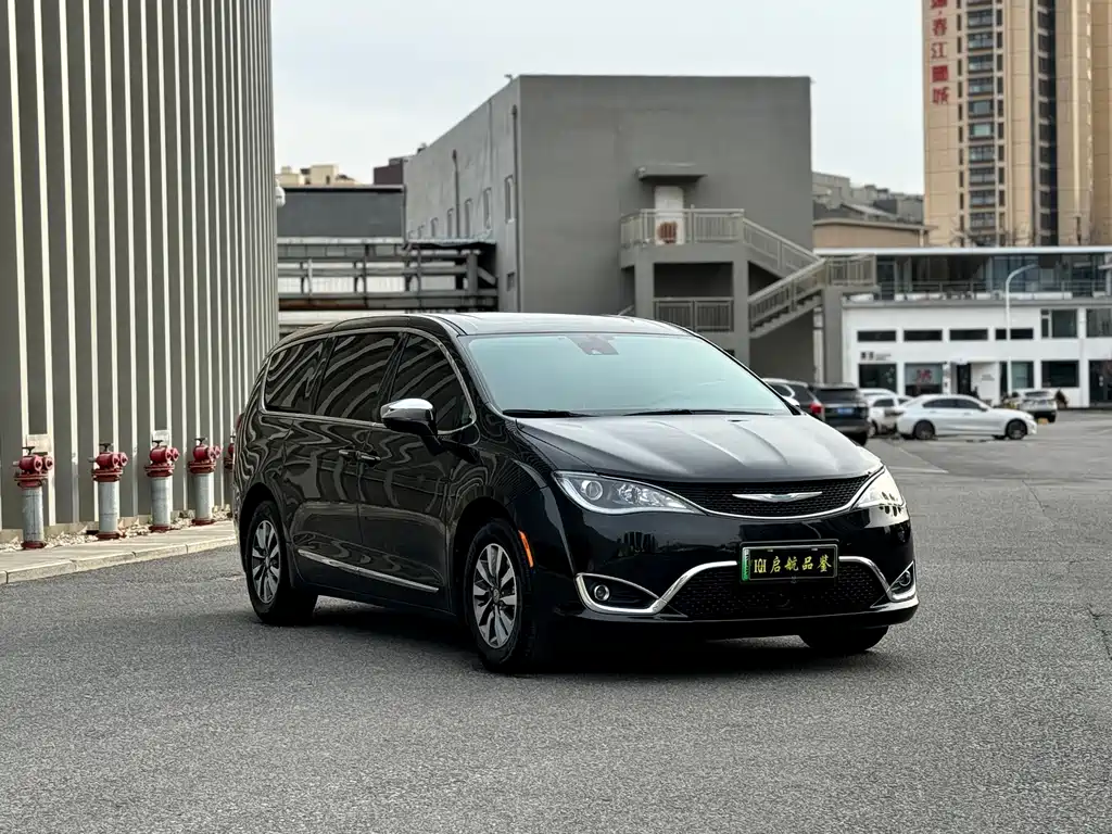 Chrysler Grand Voyager PHEV (Import) — фото 3