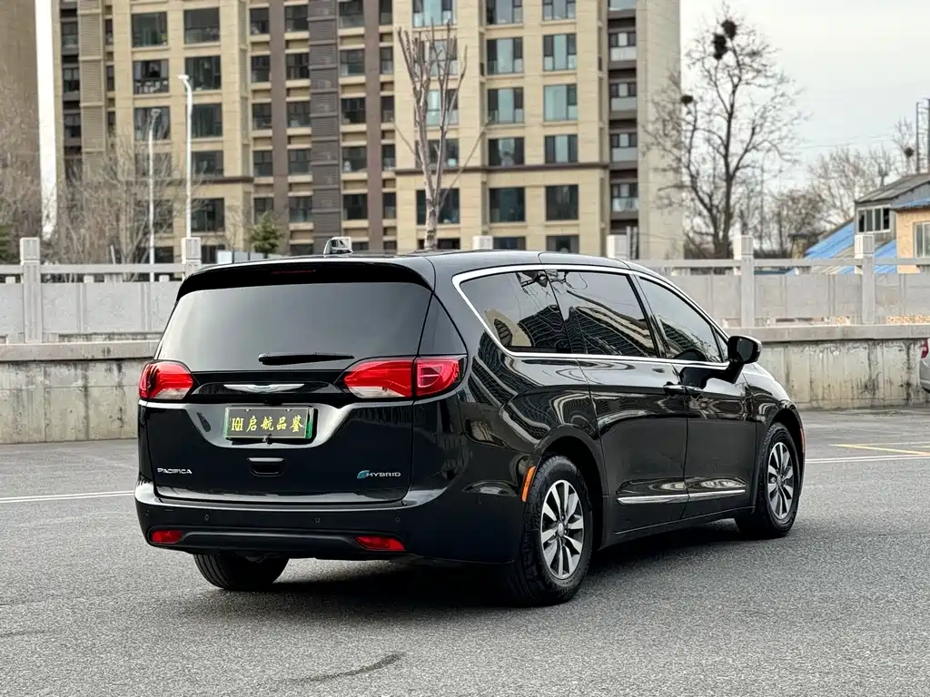 Chrysler Grand Voyager PHEV (Import) — фото 9
