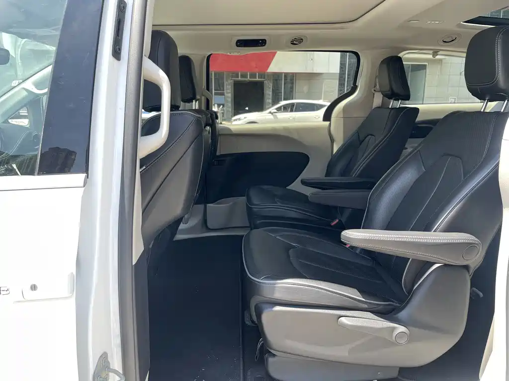 Chrysler Grand Voyager PHEV (Import) — фото 11