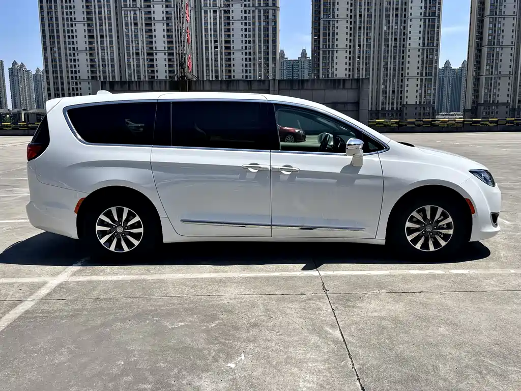 Chrysler Grand Voyager PHEV (Import) — фото 3