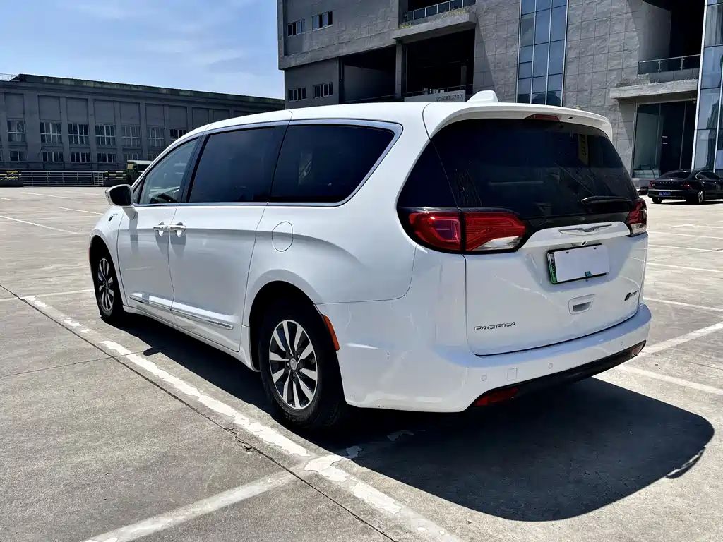 Chrysler Grand Voyager PHEV (Import) — фото 7
