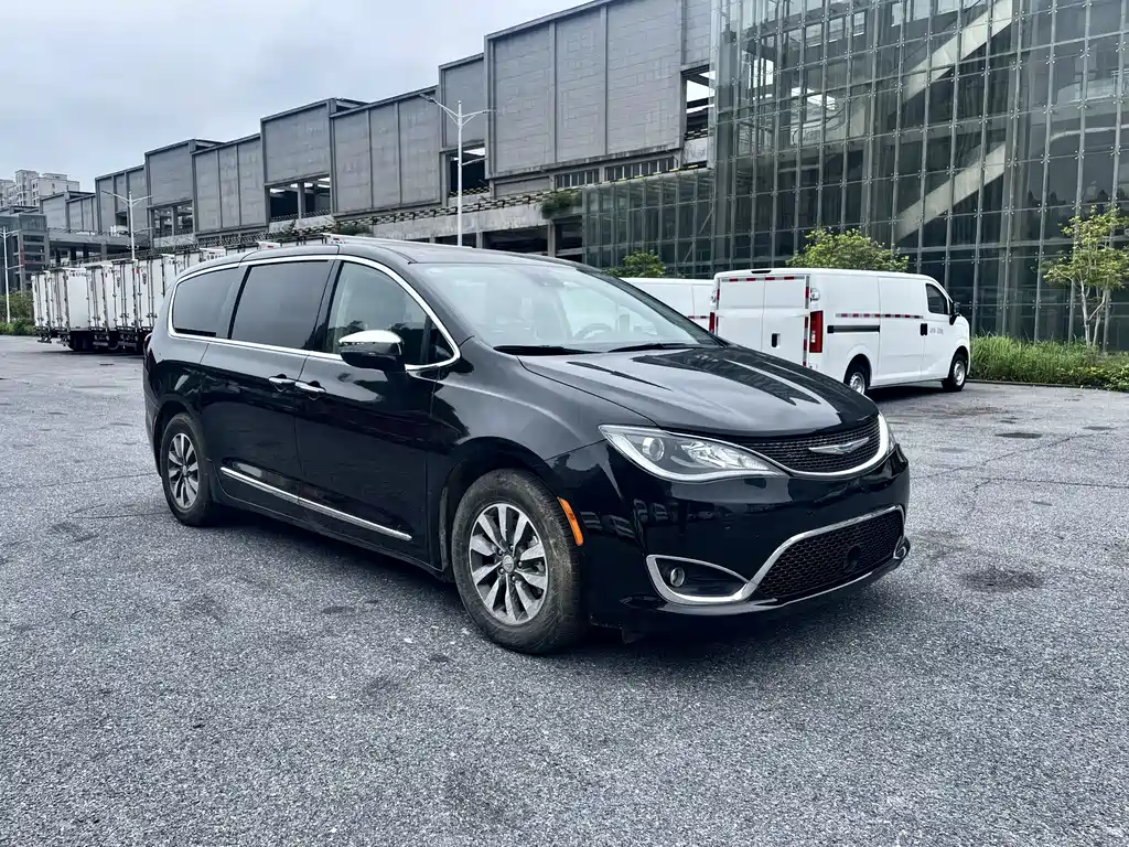Chrysler Grand Voyager PHEV (Import) — фото 2