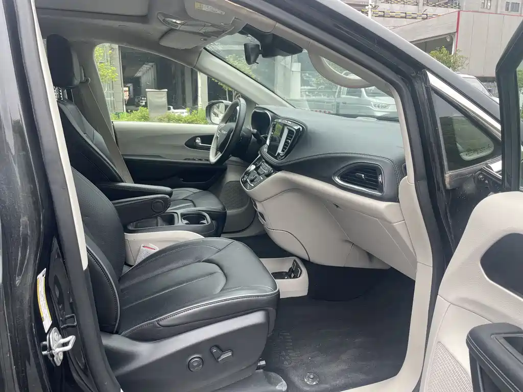 Chrysler Grand Voyager PHEV (Import) — фото 17