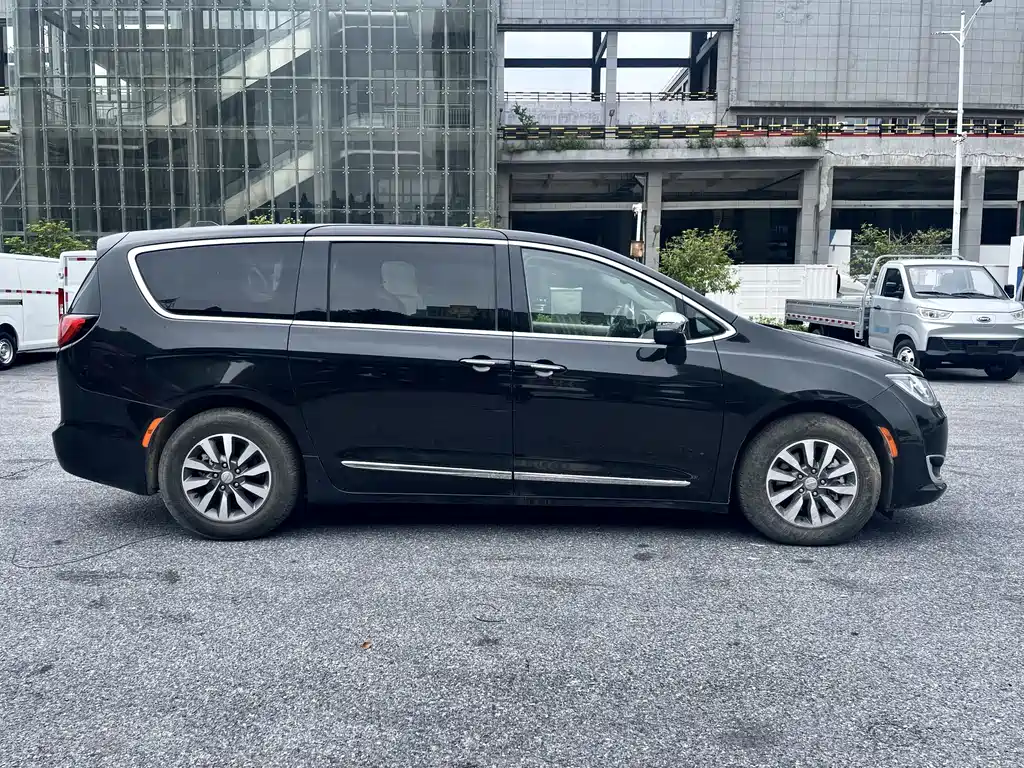 Chrysler Grand Voyager PHEV (Import) — фото 4