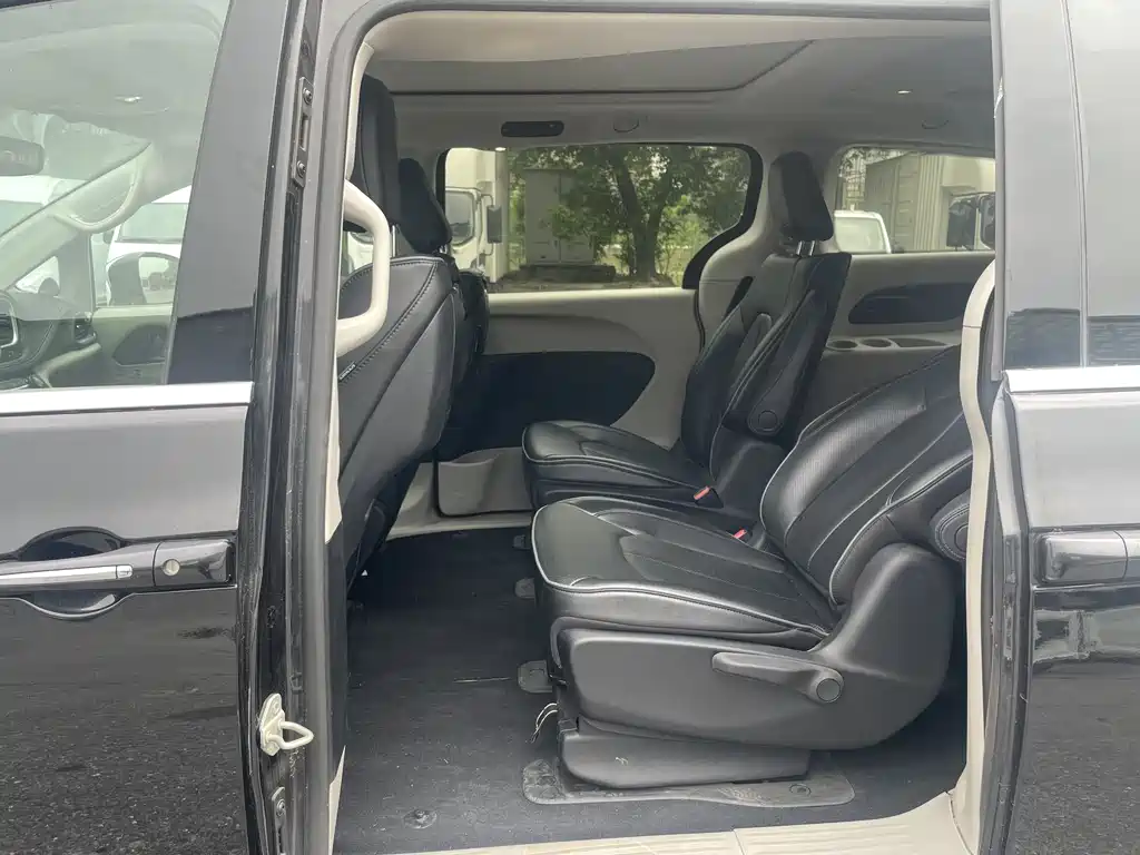 Chrysler Grand Voyager PHEV (Import) — фото 10
