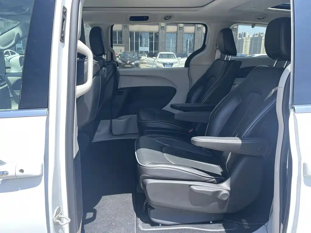 Chrysler Grand Voyager PHEV (Import) — фото 11