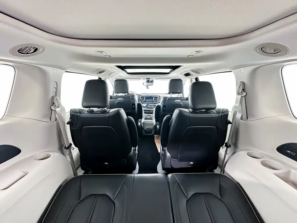Chrysler Grand Voyager PHEV (Import) — фото 13