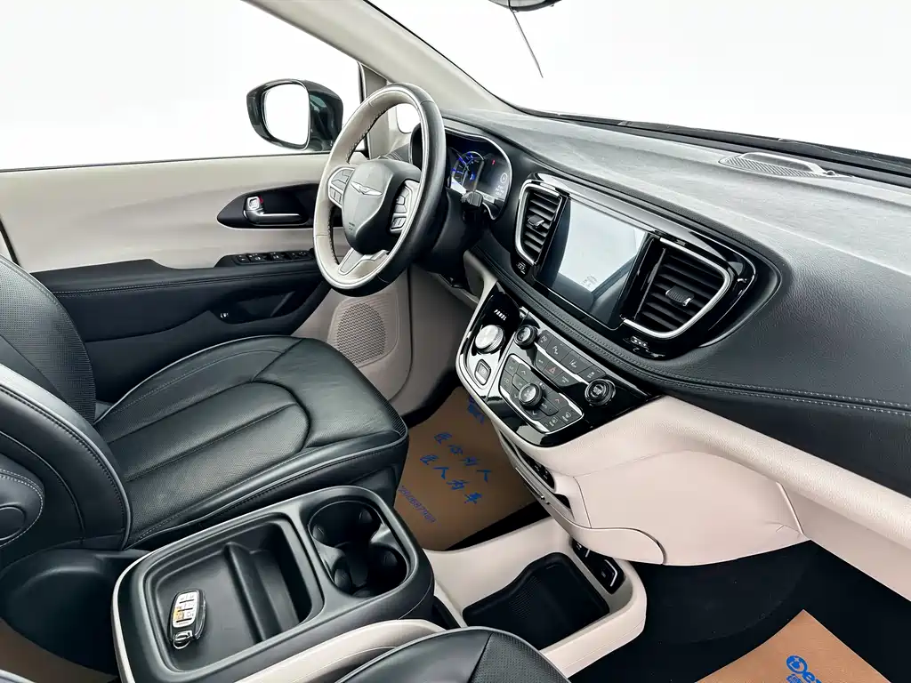 Chrysler Grand Voyager PHEV (Import) — фото 14
