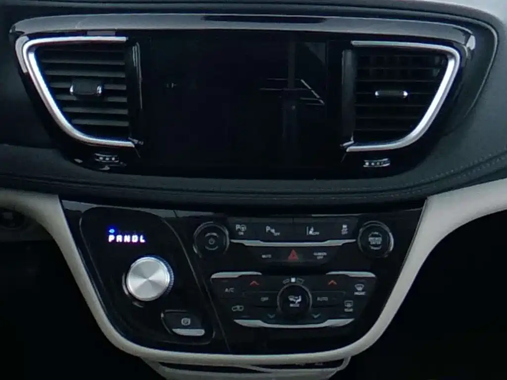Chrysler Grand Voyager PHEV (Import) — фото 16