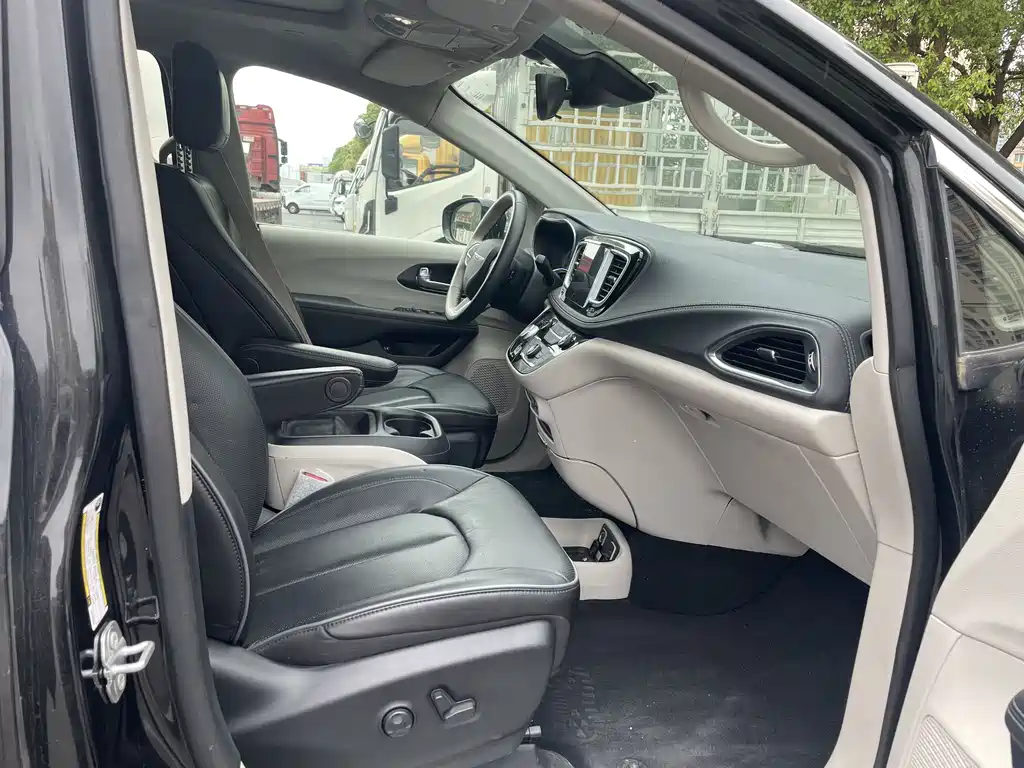 Chrysler Grand Voyager PHEV (Import) — фото 15