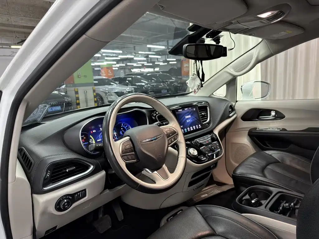 Chrysler Grand Voyager PHEV (Import) — фото 4
