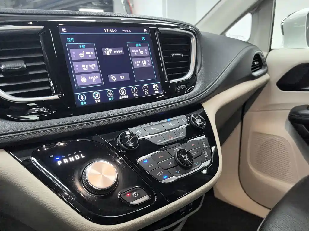 Chrysler Grand Voyager PHEV (Import) — фото 11