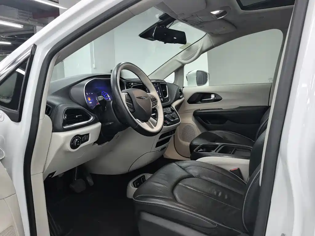 Chrysler Grand Voyager PHEV (Import) — фото 4