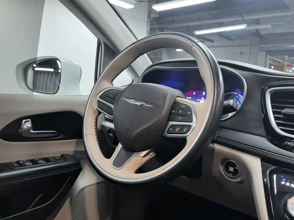Chrysler Grand Voyager PHEV (Import) — фото 10