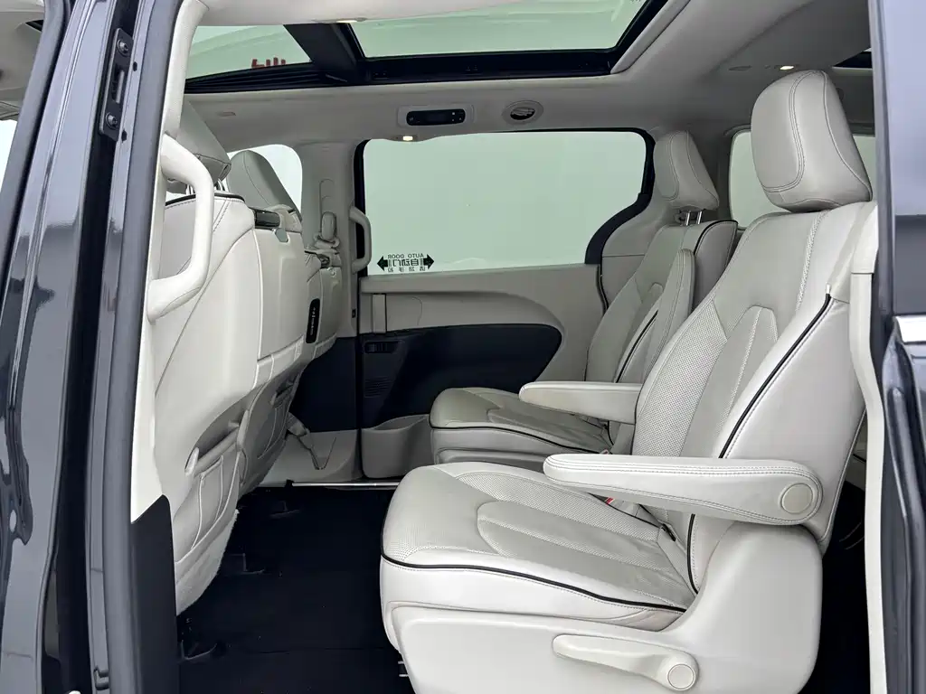 Chrysler Grand Voyager PHEV (Import) — фото 14