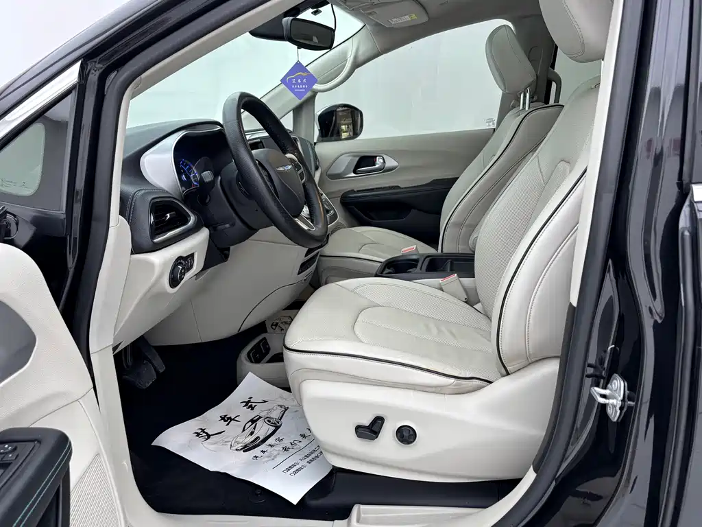 Chrysler Grand Voyager PHEV (Import) — фото 15