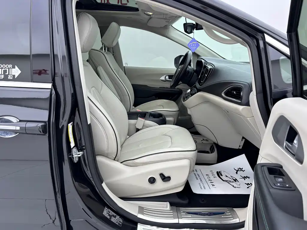 Chrysler Grand Voyager PHEV (Import) — фото 10