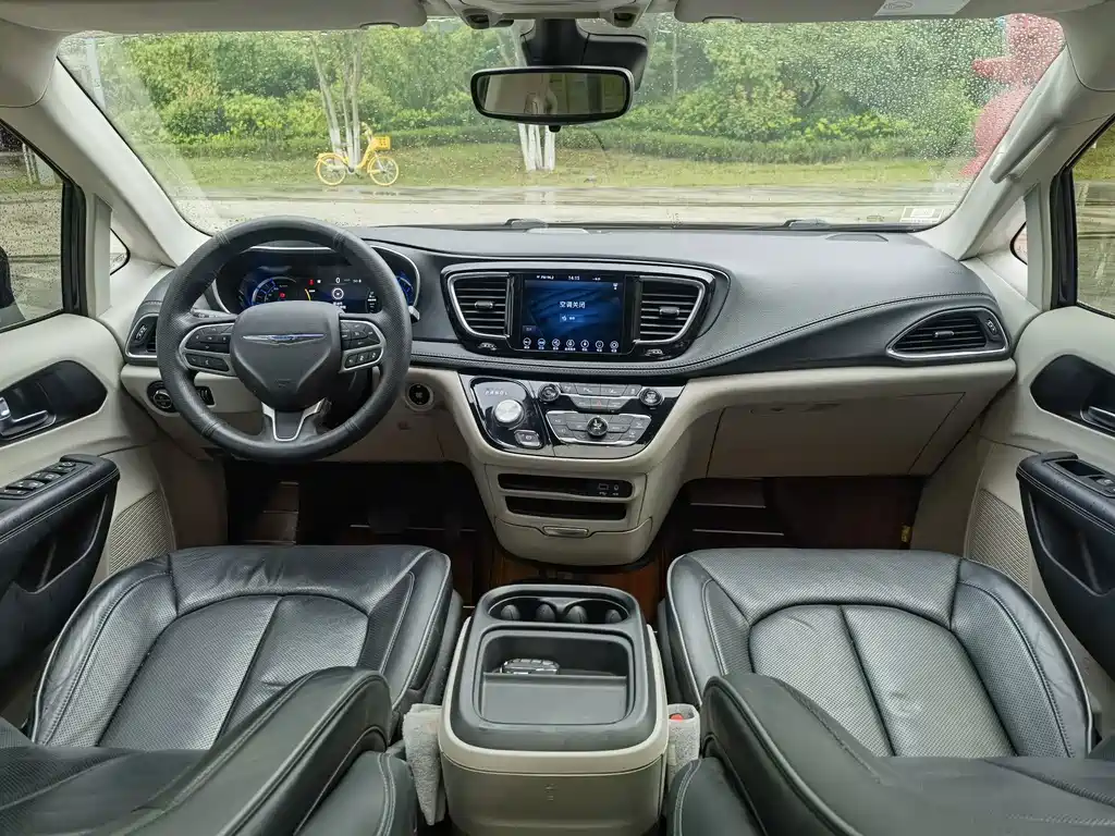 Chrysler Grand Voyager PHEV (Import) — фото 11